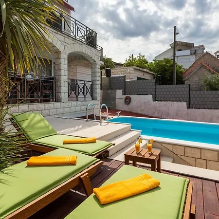 Martina - Βίλα Τρογκίρ